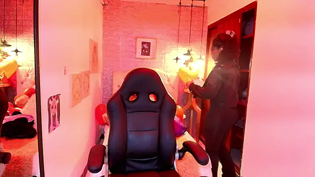 Snapshot of tylla_ chatting on 03.10.25 tylla online show from 03.10.25