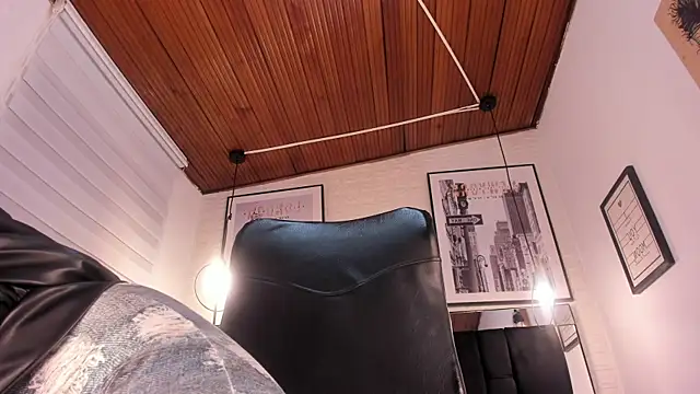 Snapshot of tylla_ chatting on 09.23.25 tylla online show from 09.23.25