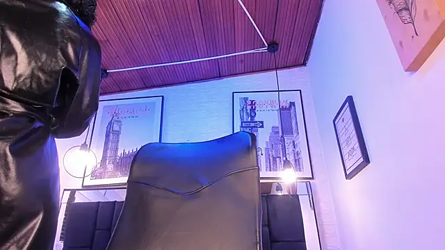 Snapshot of tylla_ chatting on 10.02.25 tylla online show from 10.02.25