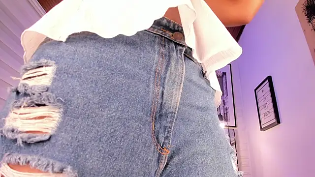 Snapshot of tylla_ chatting on 10.16.25 tylla online show from 10.16.25