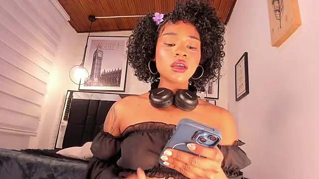 Snapshot of tylla_ chatting on 11.19.25 tylla online show from 11.19.25