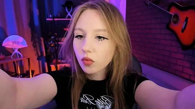 Snapshot of DariaTate chatting on 04.15.26 DariaTate online show from 04.15.26