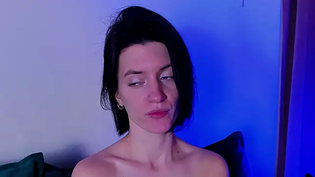 roxy riot  online show from 02.10.25