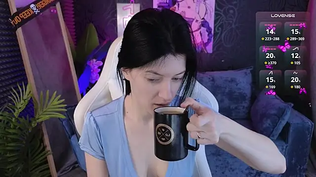 roxy riot  online show from 11.05.25