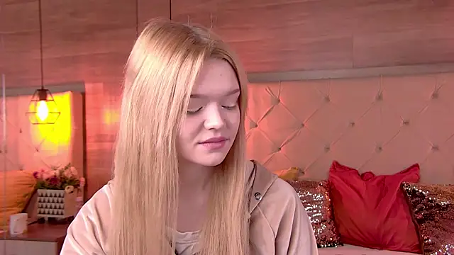 Snapshot of AdeleCartier chatting on 02.10.25 AdeleCartier online show from 02.10.25