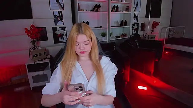 Snapshot of AdeleCartier chatting on 02.13.25 AdeleCartier online show from 02.13.25