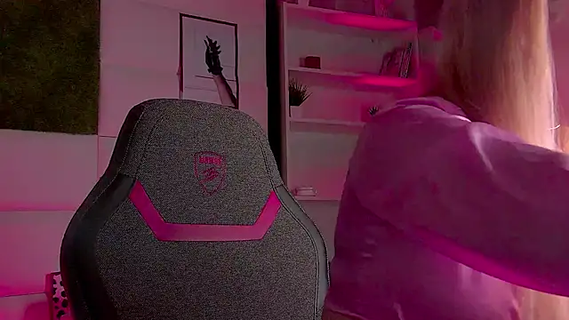 Snapshot of AdeleCartier chatting on 03.03.25 AdeleCartier online show from 03.03.25