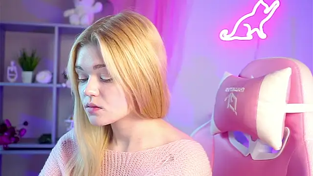 Snapshot of AdeleCartier chatting on 03.17.25 AdeleCartier online show from 03.17.25