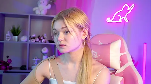 Snapshot of AdeleCartier chatting on 03.18.25 AdeleCartier online show from 03.18.25