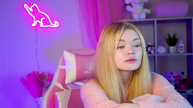 Snapshot of AdeleCartier chatting on 03.22.25 AdeleCartier online show from 03.22.25