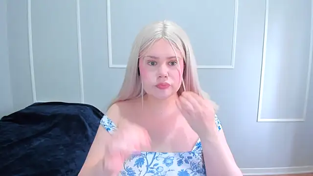 Snapshot of _leana_ chatting on 10.23.25 leana online show from 10.23.25