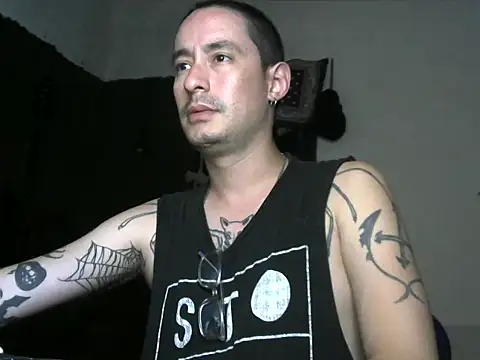 Snapshot of vampireathome chatting on 09.18.25 vampireathome online show from 09.18.25