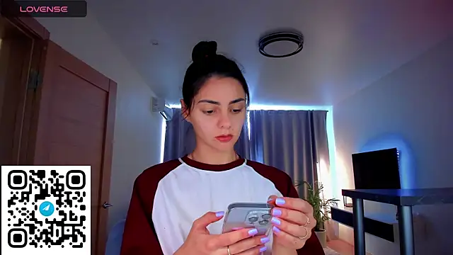 Snapshot of EmiliaZen chatting on 09.17.25 EmiliaZen online show from 09.17.25