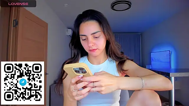 Snapshot of EmiliaZen chatting on 11.24.25 EmiliaZen online show from 11.24.25