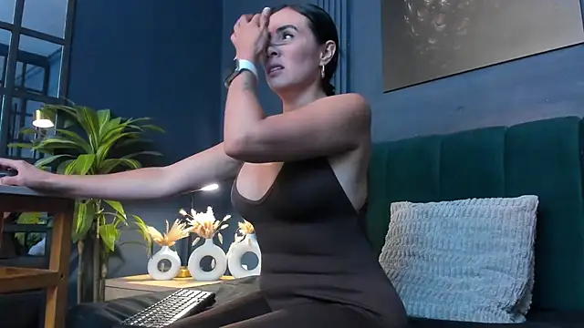 scarlet edwars online show from 09.10.25