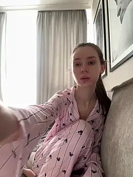 Snapshot of RosieMills chatting on 03.04.26 RosieMills online show from 03.04.26