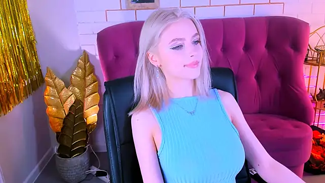 Snapshot of LeonaStane chatting on 02.08.25 LeonaStane online show from 02.08.25