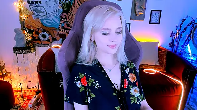 Snapshot of LeonaStane chatting on 02.09.25 LeonaStane online show from 02.09.25