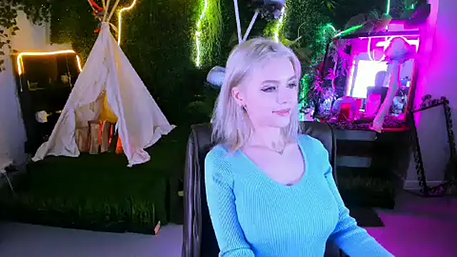 Snapshot of LeonaStane chatting on 02.13.25 LeonaStane online show from 02.13.25