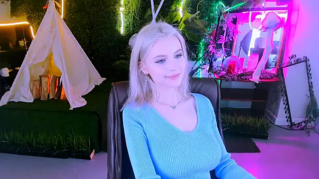 Snapshot of LeonaStane chatting on 02.14.25 LeonaStane online show from 02.14.25