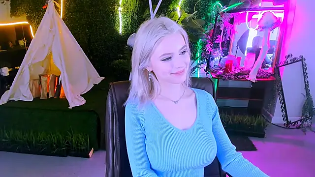 Snapshot of LeonaStane chatting on 02.14.25 LeonaStane online show from 02.14.25