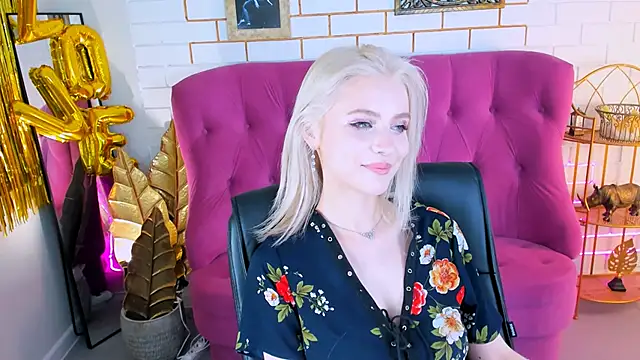 Snapshot of LeonaStane chatting on 03.05.25 LeonaStane online show from 03.05.25