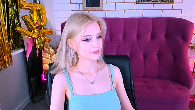 Snapshot of LeonaStane chatting on 09.19.25 LeonaStane online show from 09.19.25