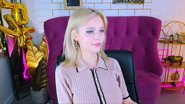 Snapshot of LeonaStane chatting on 10.02.25 LeonaStane online show from 10.02.25