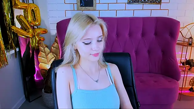 Snapshot of LeonaStane chatting on 10.03.25 LeonaStane online show from 10.03.25