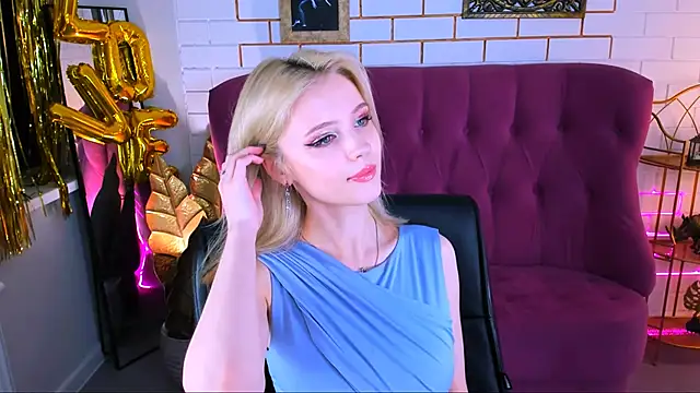 Snapshot of LeonaStane chatting on 10.05.25 LeonaStane online show from 10.05.25