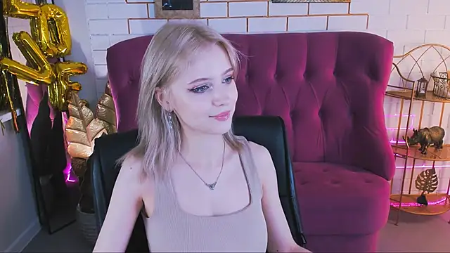 Snapshot of LeonaStane chatting on 10.10.25 LeonaStane online show from 10.10.25