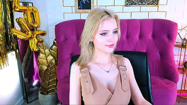 Snapshot of LeonaStane chatting on 10.25.25 LeonaStane online show from 10.25.25