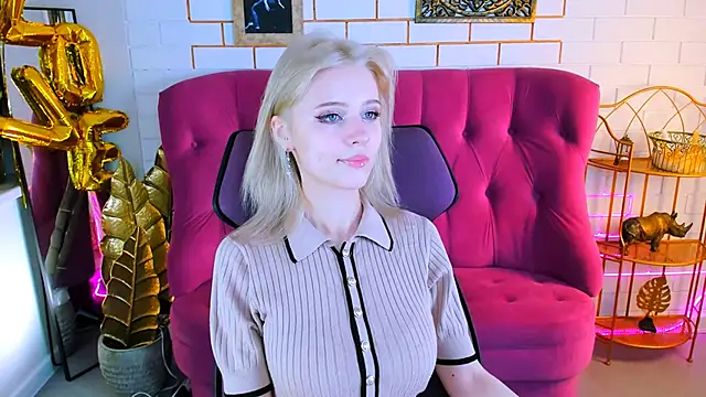 Snapshot of LeonaStane chatting on 11.08.25 LeonaStane online show from 11.08.25