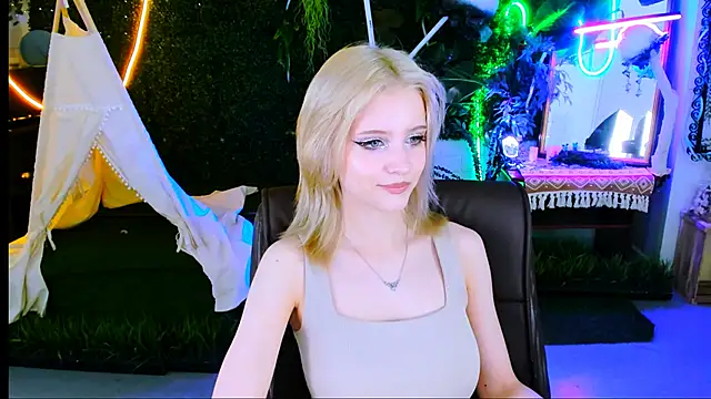 Snapshot of LeonaStane chatting on 11.14.25 LeonaStane online show from 11.14.25