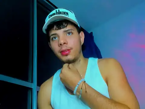 Snapshot of Alessandro_1610 chatting on 09.28.25 Alessandro 1610 online show from 09.28.25