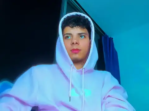 Snapshot of Alessandro_1610 chatting on 10.25.25 Alessandro 1610 online show from 10.25.25