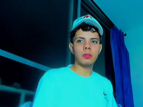 Snapshot of Alessandro_1610 chatting on 11.14.25 Alessandro 1610 online show from 11.14.25