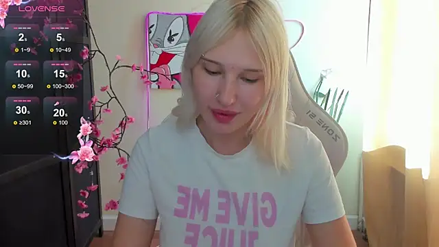 Snapshot of EvelinaLuu chatting on 06.24.26 EvelinaLuu online show from 06.24.26