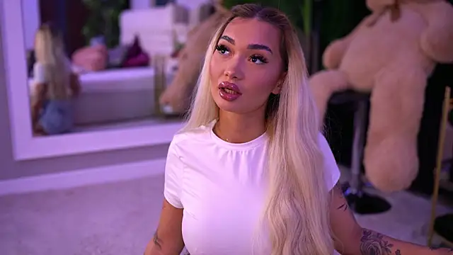 Snapshot of SashaFerrera chatting on 09.19.25 SashaFerrera online show from 09.19.25