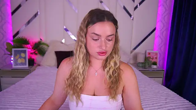 Snapshot of LindsieGreyy chatting on 09.22.25 LindsieGreyy online show from 09.22.25