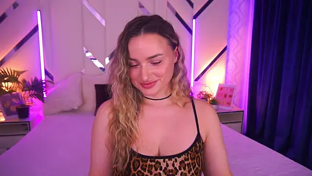 Snapshot of LindsieGreyy chatting on 11.23.25 LindsieGreyy online show from 11.23.25