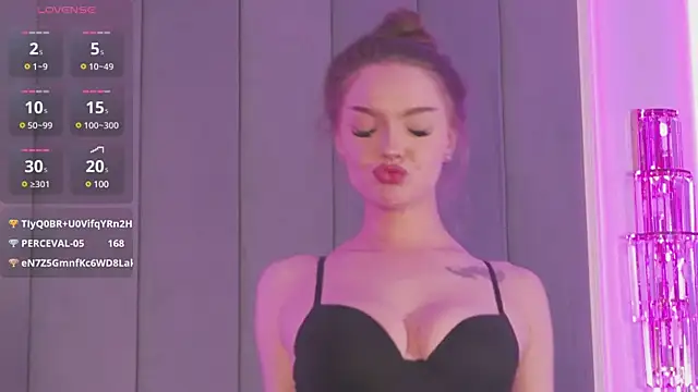 Snapshot of AlexaBright chatting on 03.04.25 AlexaBright online show from 03.04.25