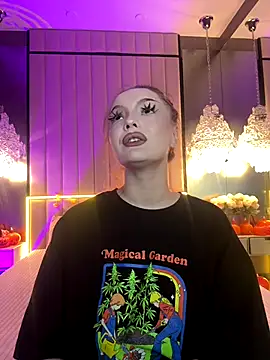 Snapshot of AlexaBright chatting on 11.04.25 AlexaBright online show from 11.04.25