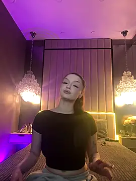 Snapshot of AlexaBright chatting on 11.11.25 AlexaBright online show from 11.11.25