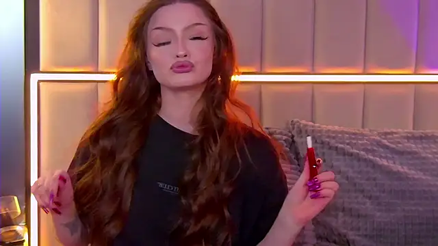 Snapshot of AlexaBright chatting on 11.18.25 AlexaBright online show from 11.18.25