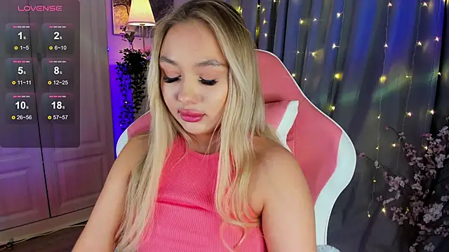 Snapshot of _Loneve__ chatting on 03.22.25 Loneve online show from 03.22.25