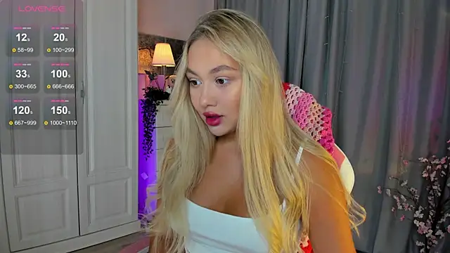 Snapshot of _Loneve__ chatting on 09.26.25 Loneve online show from 09.26.25