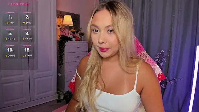 Snapshot of _Loneve__ chatting on 10.08.25 Loneve online show from 10.08.25