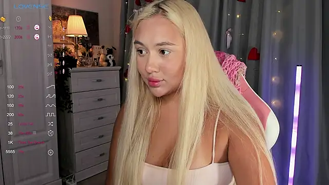 Snapshot of _Loneve__ chatting on 03.26.26 Loneve online show from 03.26.26