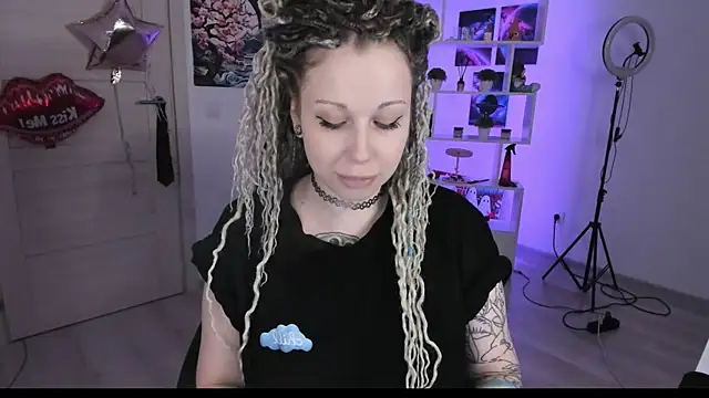 Snapshot of HoneySallyMoore chatting on 10.01.25 HoneySallyMoore online show from 10.01.25